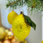 Preview: Christborn Weihnachtsanhänger Zitrone im brilliantem Gelb mit grünem Blatt, front, style